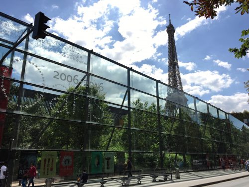 O Museu do Quai Branly e sua vizinha, a Torre Eiffel