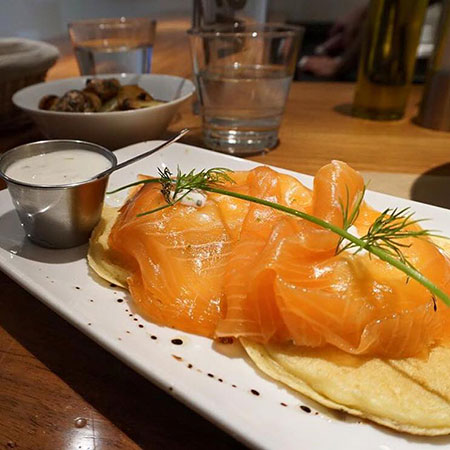 Ovos benedict nórdicos com salmão defumado