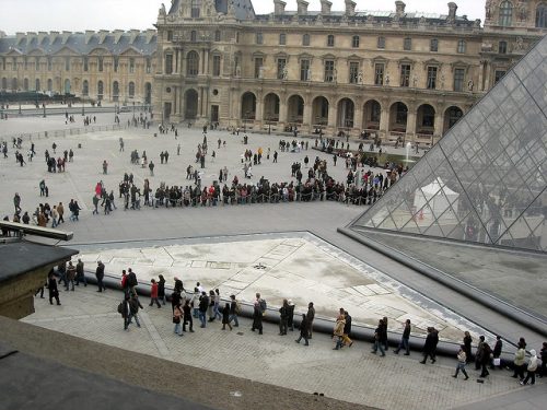 Fila para entrar no Louvre (foto: Gideon no Flickr)