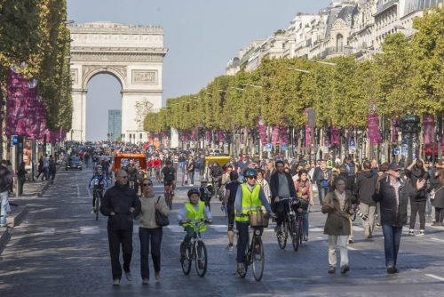 A avenida Champs Élysées no "Dia sem carro" de 2015