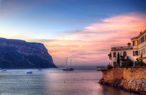 Cassis, Cap Canaille à esquerda. marcovdz no Flickr