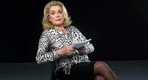 Catherine Deneuve lendo os tweets de Loïc Prigent