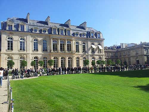 Fila para visitar o Élysée. Lerros84 no Flickr