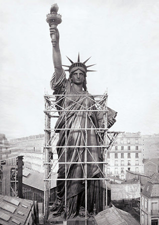 Estátua da Liberdade, montada nas ruas de Paris