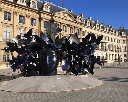 Manolo Valdés na Place Vendôme