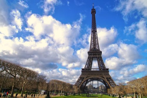 crianças na torre eiffel