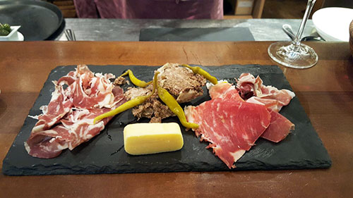 Degustação Beaujolais Nouveau. plateau de embutidos