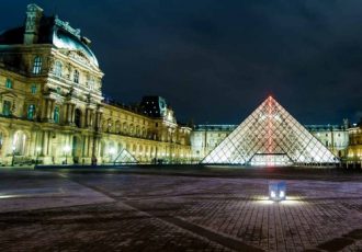 piramide do louvre noite