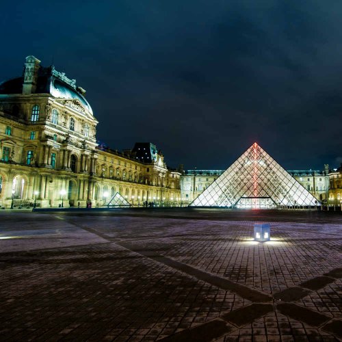 piramide do louvre noite