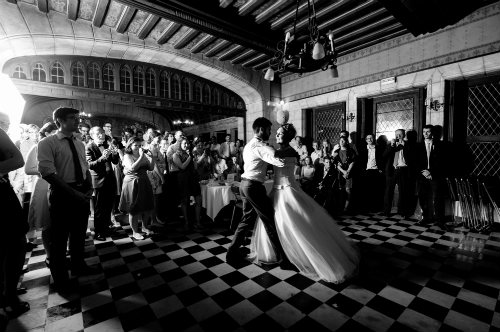 Noivos fazendo a primeira dança da noite. E a festa começa! Foto: Ana Rita Rodrigues