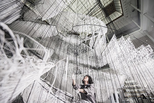 Exposição Chiharu Shiota no Bon Marché