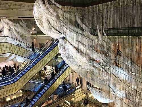 Exposição Chiharu Shiota no Bon Marché