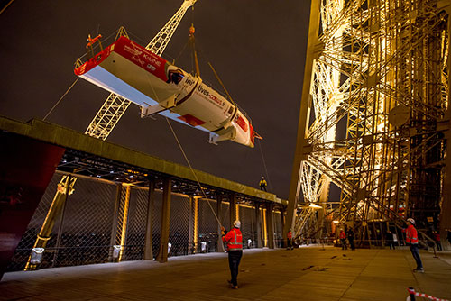 Veleiro no primeiro andar da torre Eiffel