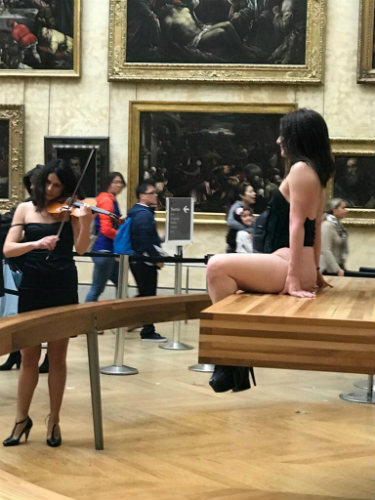 performance inusitada no Museu do Louvre