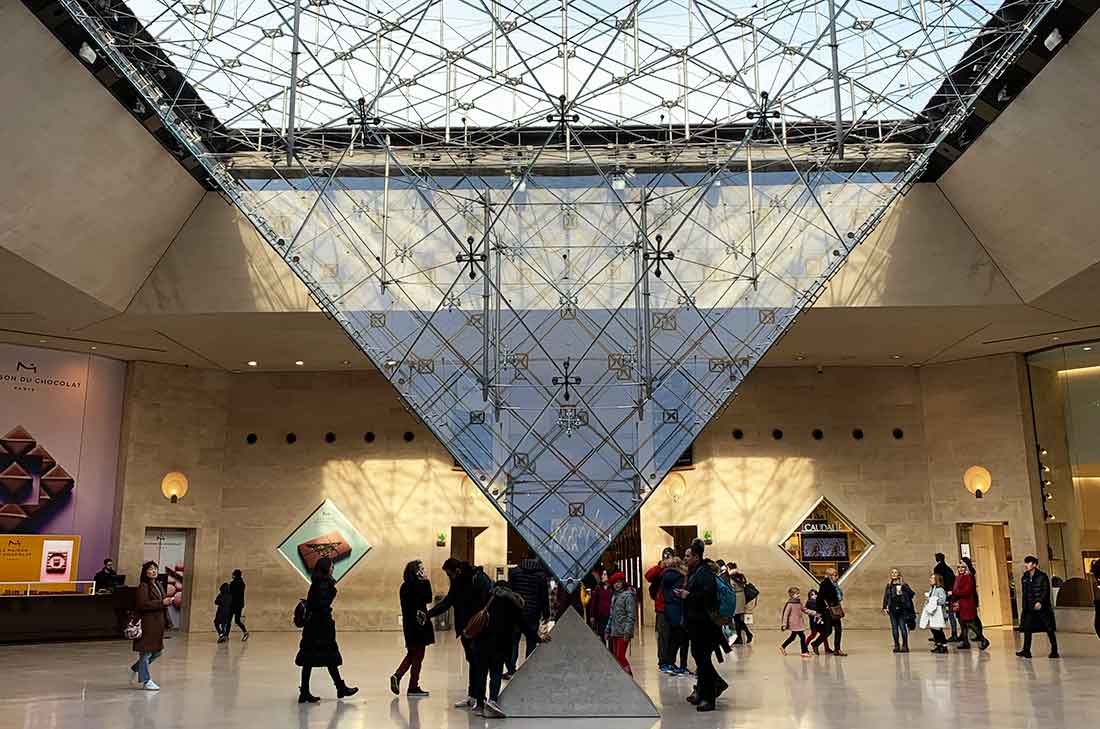 Museu do Louvre, espaço da pirâmide invertida