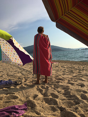 Por que os franceses frequentam a praia vestidos