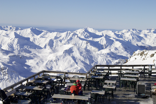 No Cume de Caron, a 3.200 metros de altitude, há um pequeno restaurante acessível também para pedestres. Comida simples, vista deslumbrante.