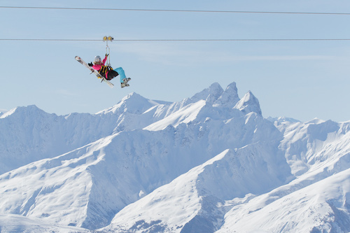 A tirolesa em Val Thorens é acessível para quem está esquiando (eles fornecem um suporte para o esqui) ou não. Foto: OT Val Thorens