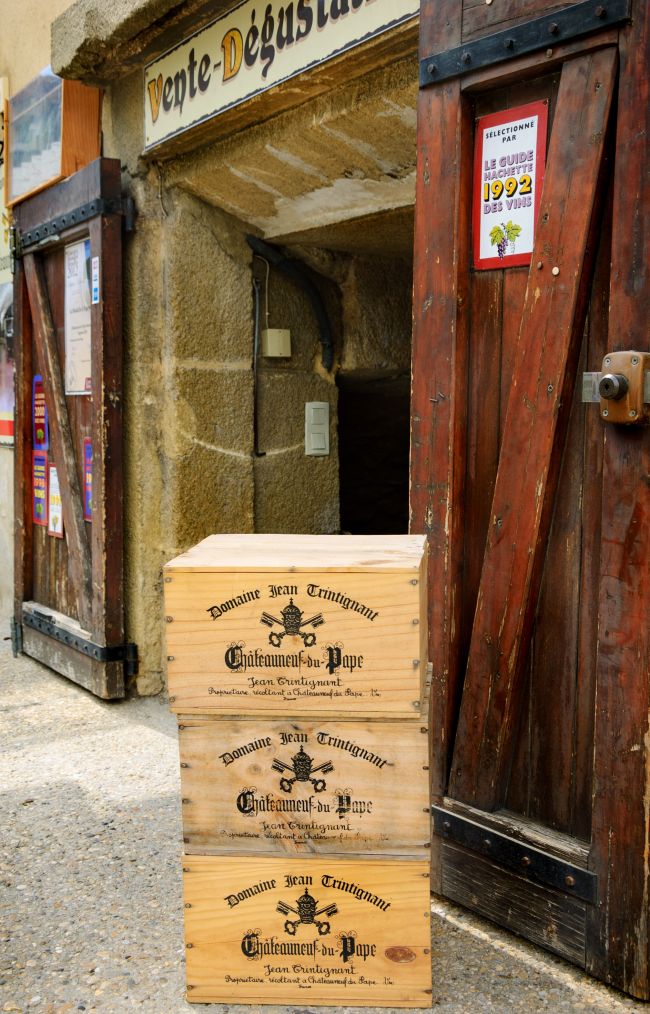 Caixas do famoso vinho Chateauneuf-du-Pape. 