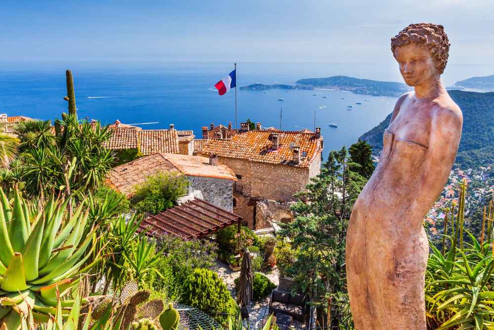 O que visitar na Côte d'Azur: o vilarejo medieval de Eze oferece uma vista imperdível do Mediterrâneo. 