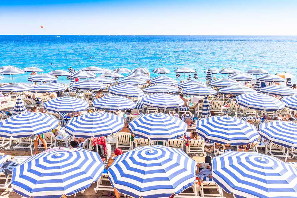 A praia de Nice, cidade onde o sol brilha em média 112 dias por ano. 