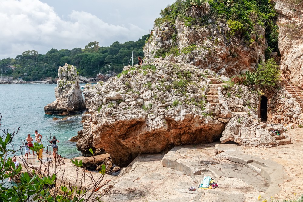 A linda trilha do Tire-Poil, em que boa parte do caminho é sobre as pedras à beira-mar.