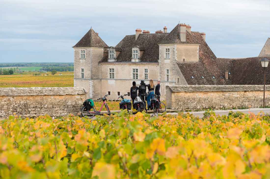 Borgonha: As vinhas e o castelo Clos de Vougeot, sede da Confraria dos Cavaleiros de Taste Vin.