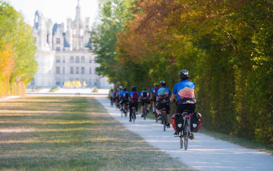 Chegando de bike ao Castelo Chambord no Vale do Loire