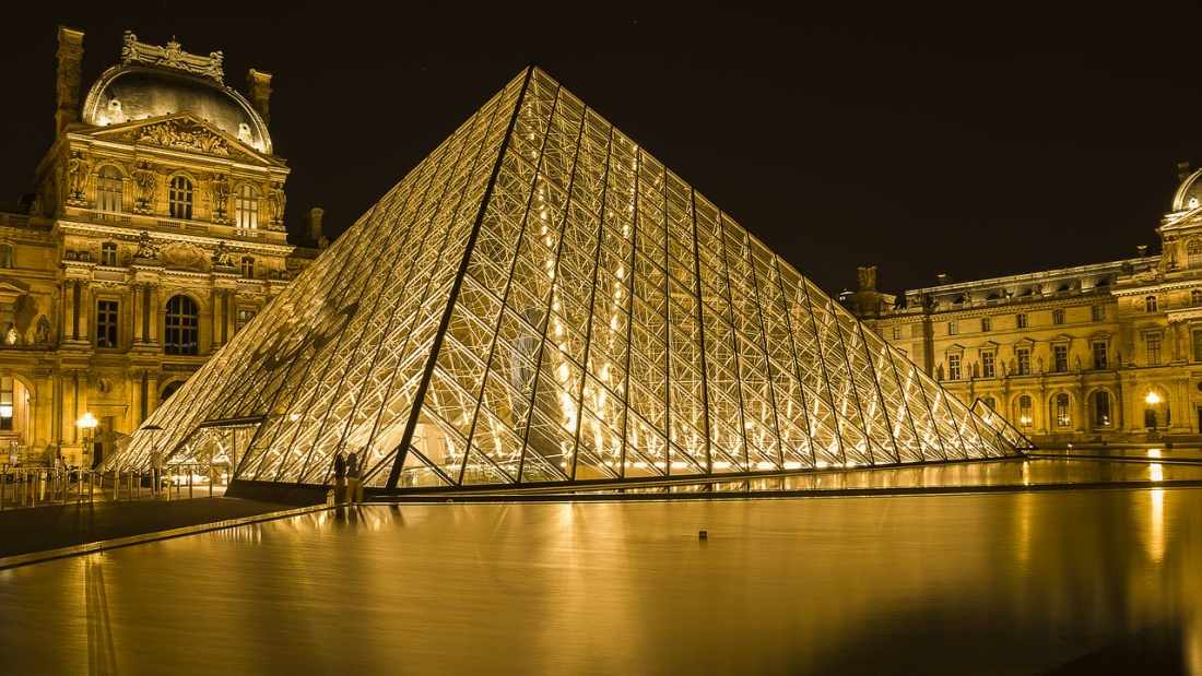 Museu do Louvre e sua pirâmide