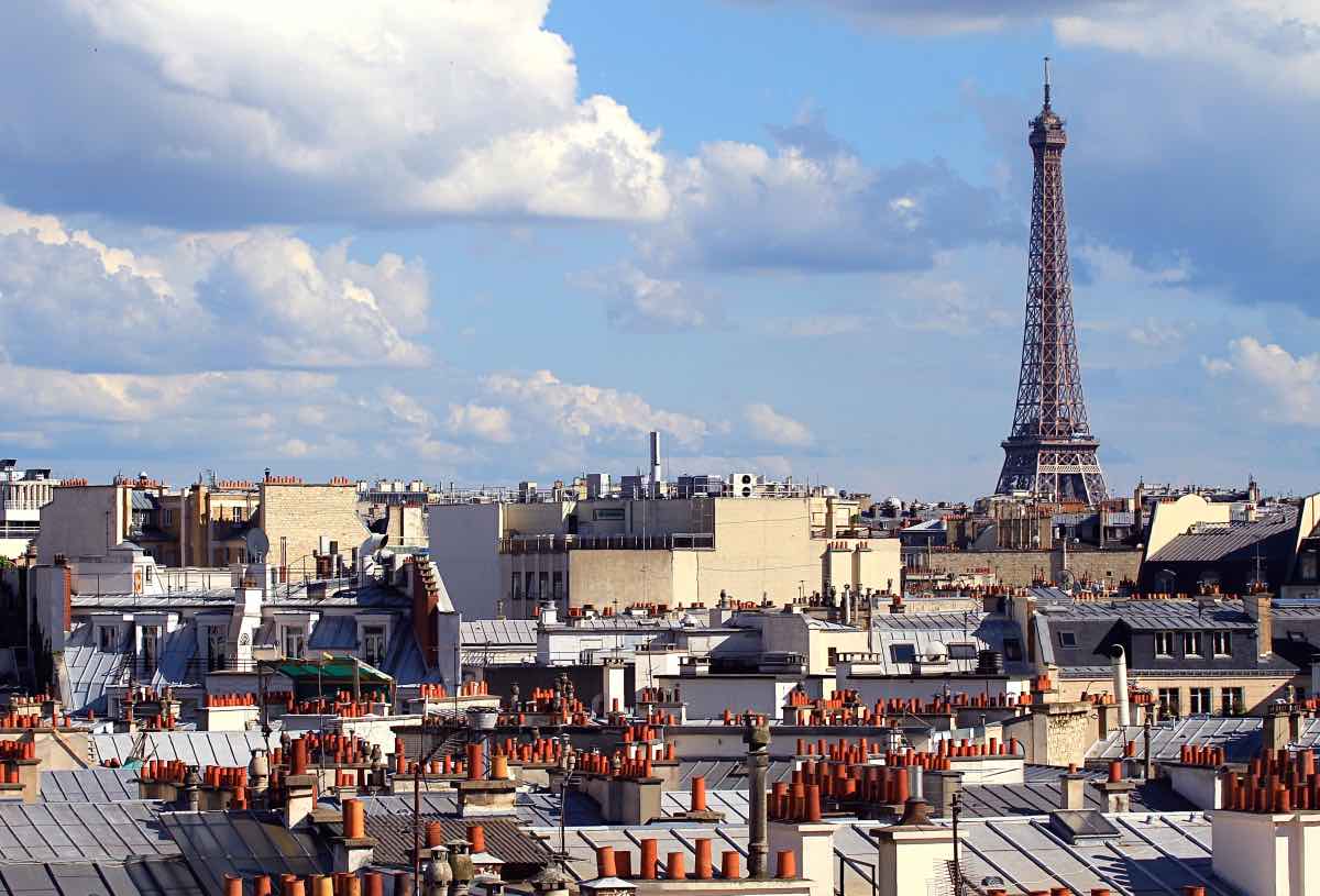 telhados de paris e torre eiffel