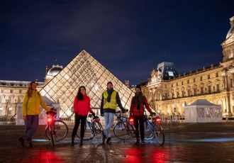 passeio de bike em paris museu louvre