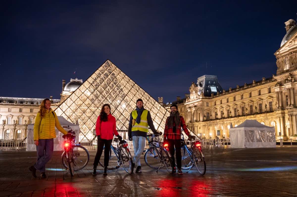 passeio de bike em paris museu louvre