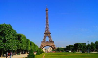torre eiffel paris em julho