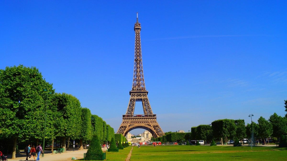 torre eiffel paris em julho