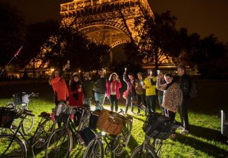 passeio meia noite em paris by bike torre eiffel