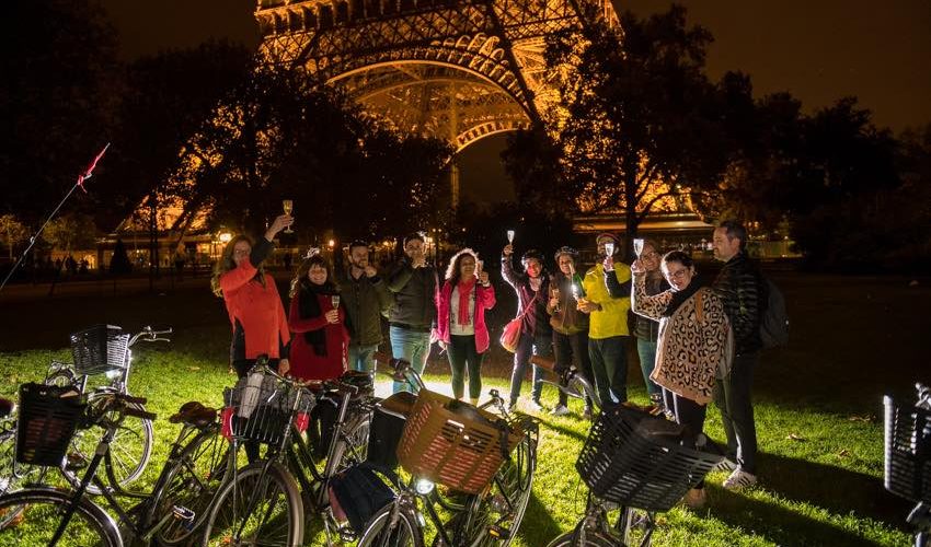 passeio meia noite em paris by bike torre eiffel