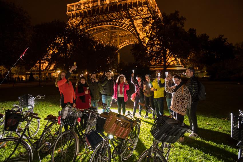 passeio meia noite em paris by bike torre eiffel